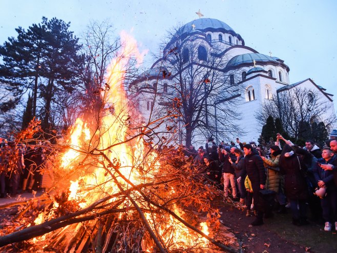 Ispred Hrama Svetog Save na Vračaru naložen badnjak