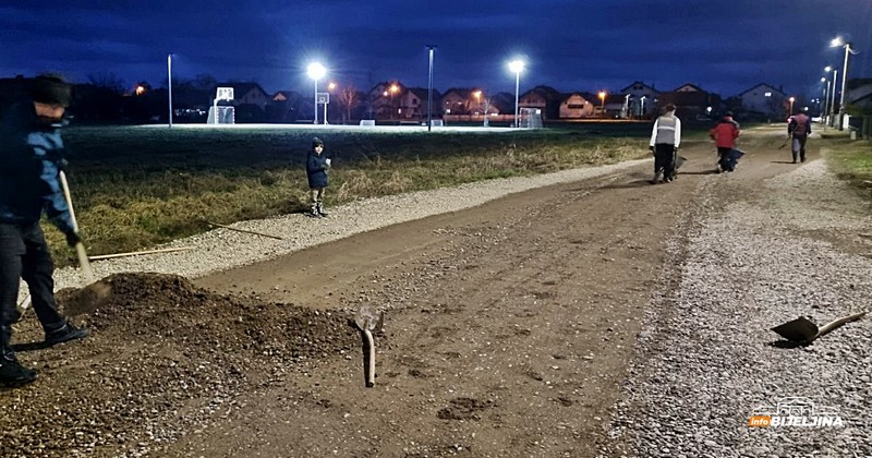 Komšije se okupile i zasukale rukave: Saniran put u bijeljinskom naselju (FOTO)