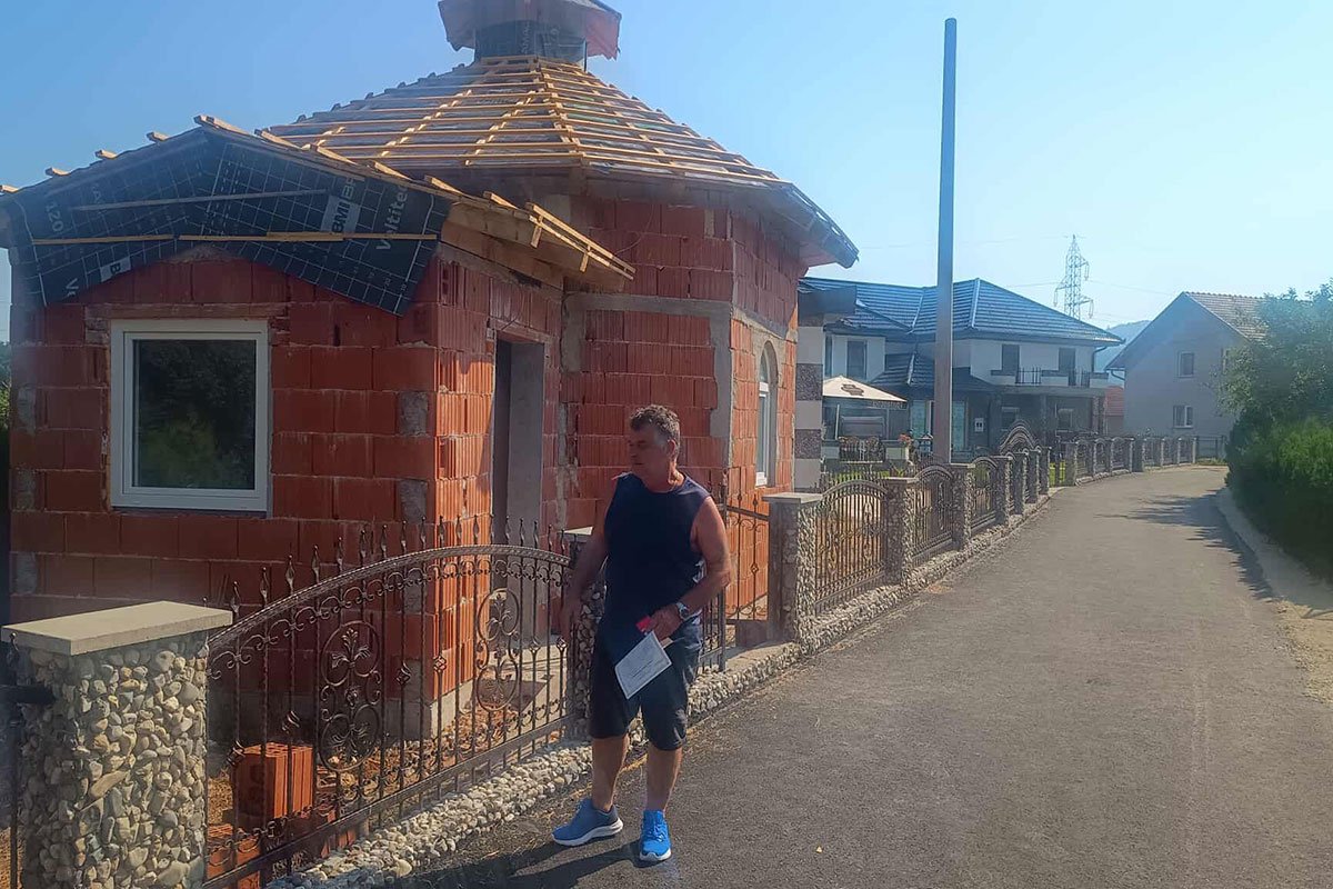 Agići u dvorištu grade džamiju: