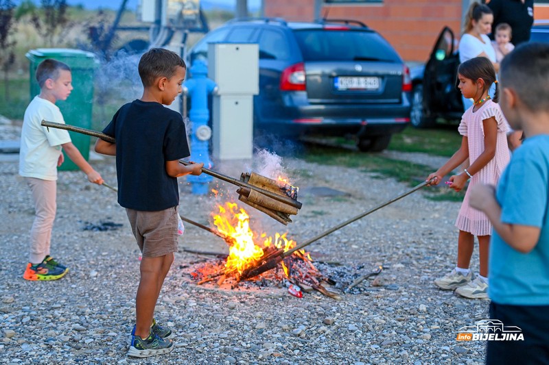 Bijeljinci čuvaju tradiciju: Petrovdanske lile zasijale i u gradu i u selima (FOTO)