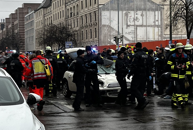 Haos u Minhenu: Automobil uletio u masu, 15 ljudi povrijeđeno