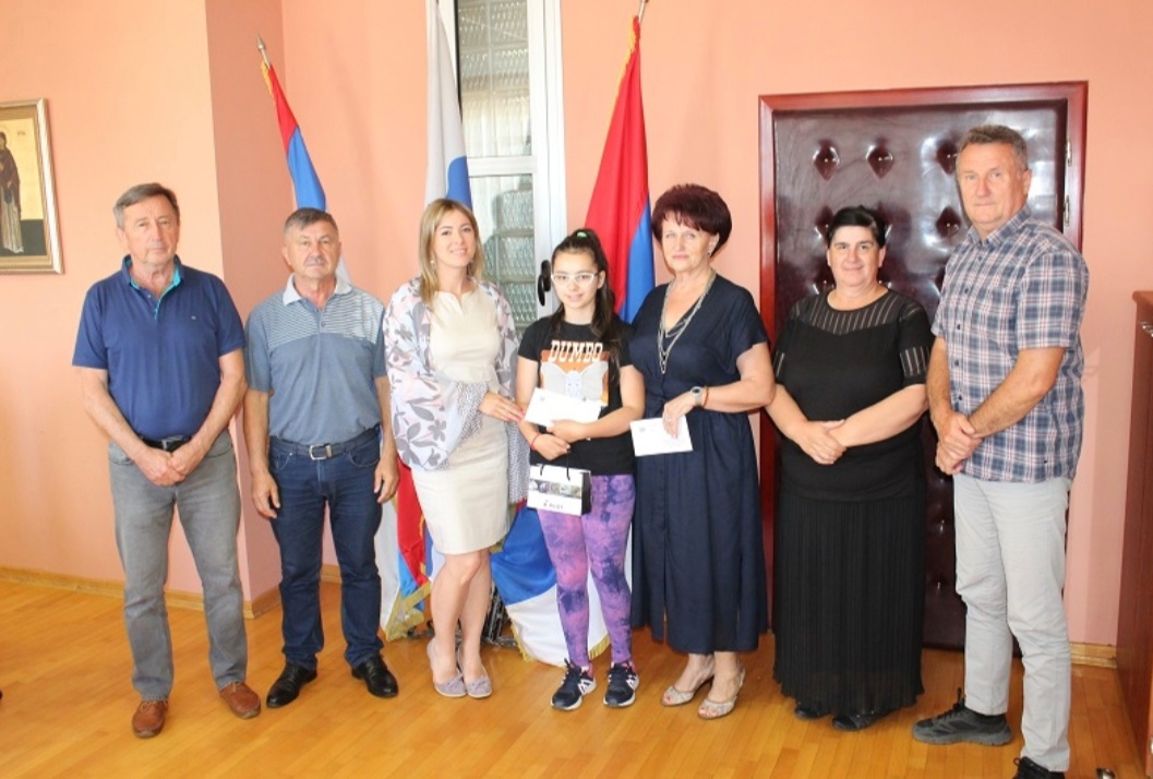 Nagrada Nikolini Tejić za pobjedu na takmičenju u literarnim radovima