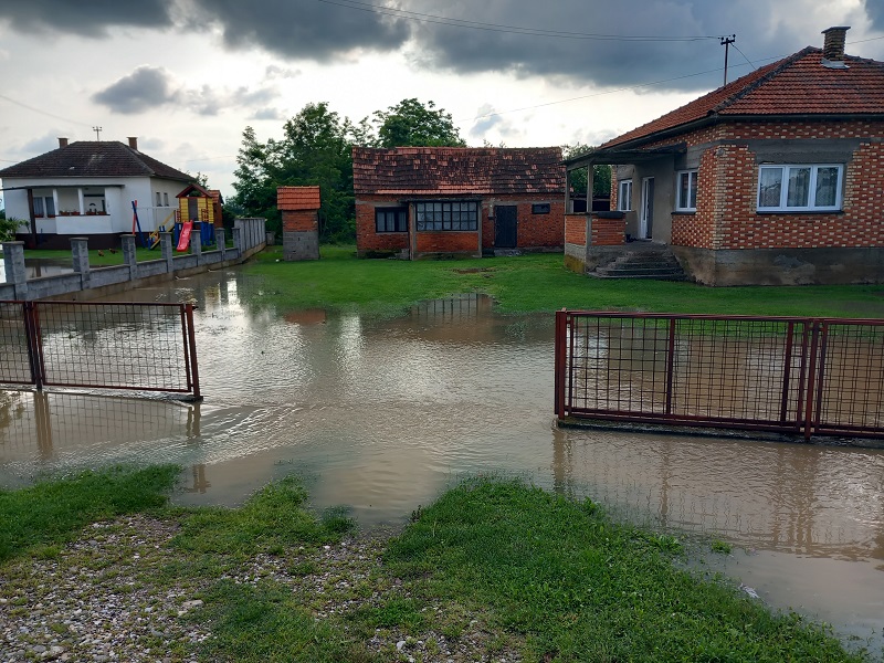 U Kojčinovcu voda teče kroz dvorište Rajka Tomića (FOTO, VIDEO)