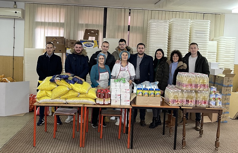 Mladi SNSD-a donirali namirnice Javnoj kuhinji