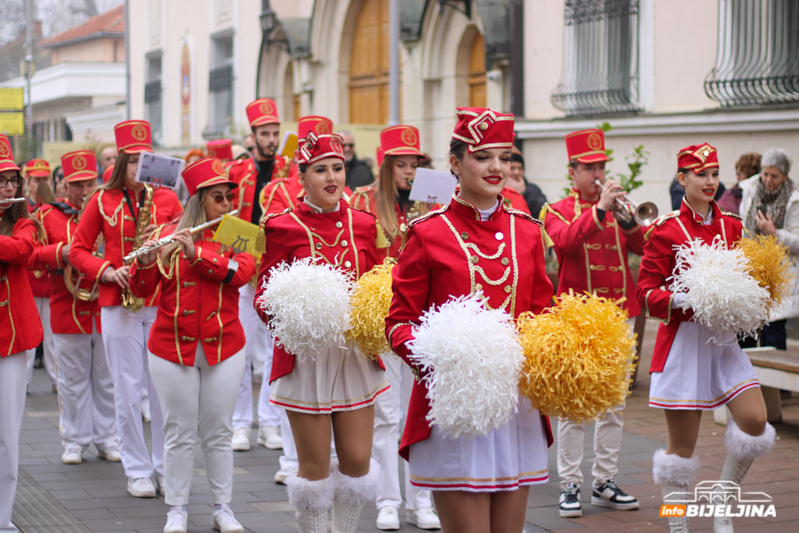 Defile mažoretkinja i klapa na trgu: 