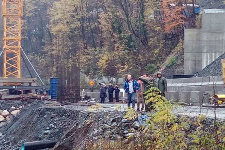 Korpa se otkačila sa krana, radnici upali u rijeku Bosnu: Jedan se uspio spasiti, za dvojicom se traga