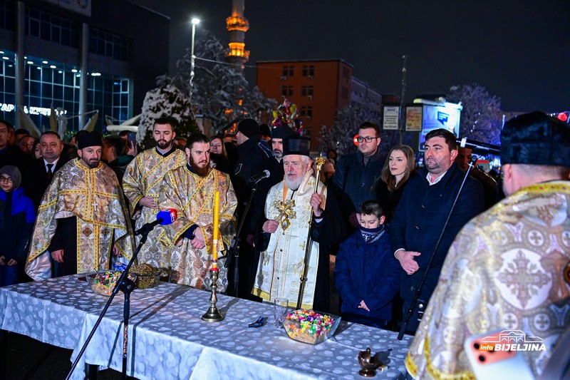 Bijeljina: Nalaganje badnjaka na gradskom trgu (FOTO)