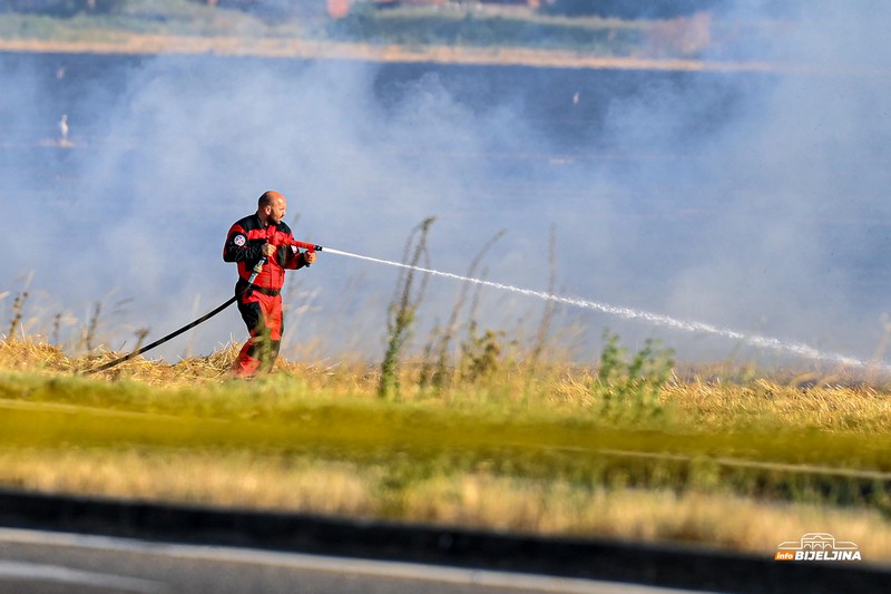 Uspostavljen saobraćaj na bijeljinskoj obilaznici, vatrogasci ostaju dežurati (FOTO)