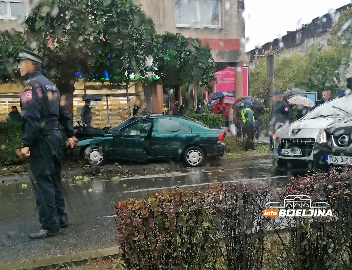 Nezgoda u centru Bijeljine: Sudarila se dva auta, od kojih se jedan zakucao u drvo (FOTO)