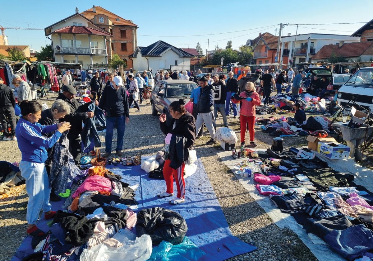 Od garderobe do starih predmeta: Na buvljaku u Bijeljini može se naći gotovo sve