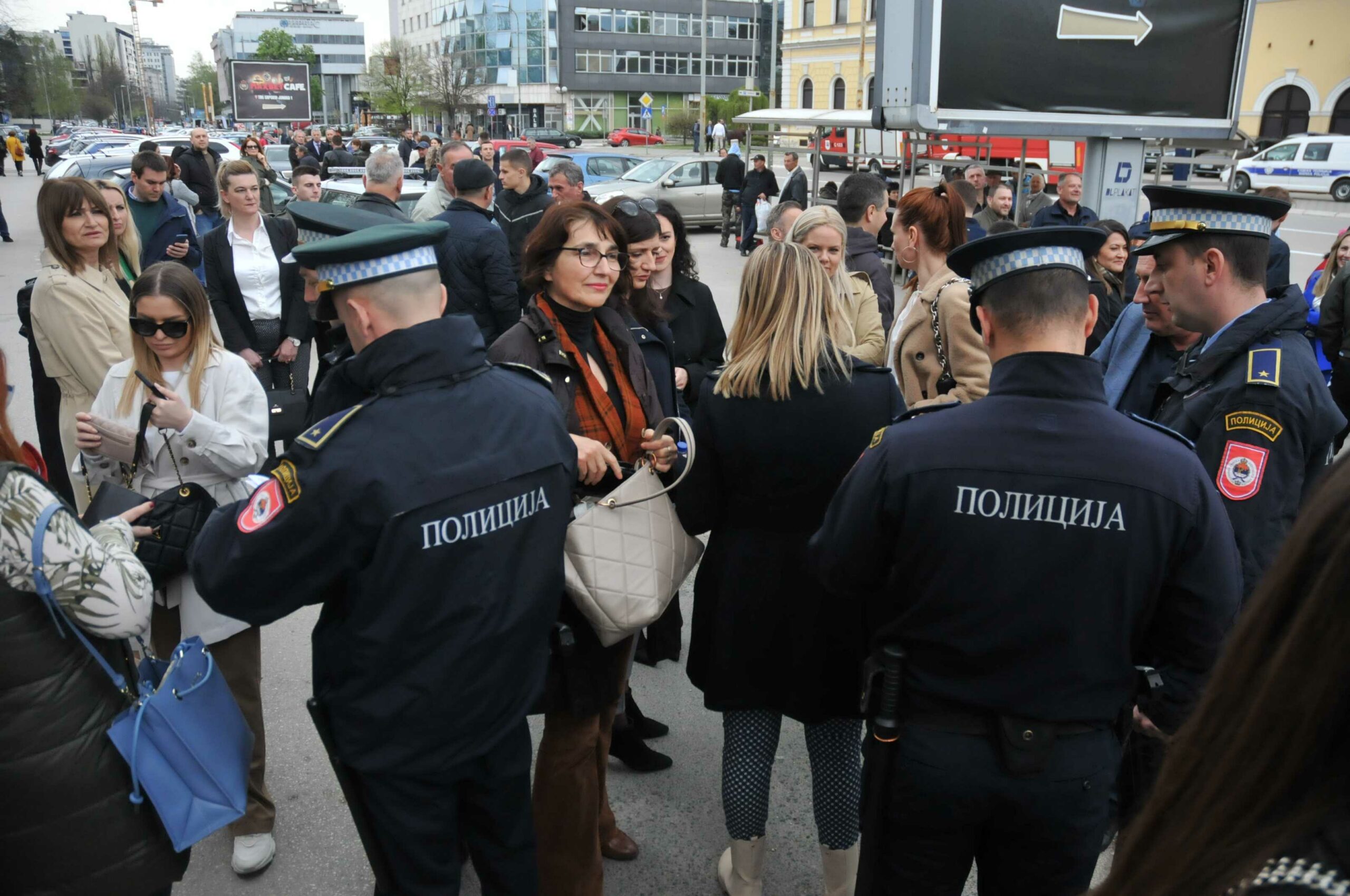 Odgođena deložacija na Staroj autobuskoj stanici, policija legitimisala političare i građane