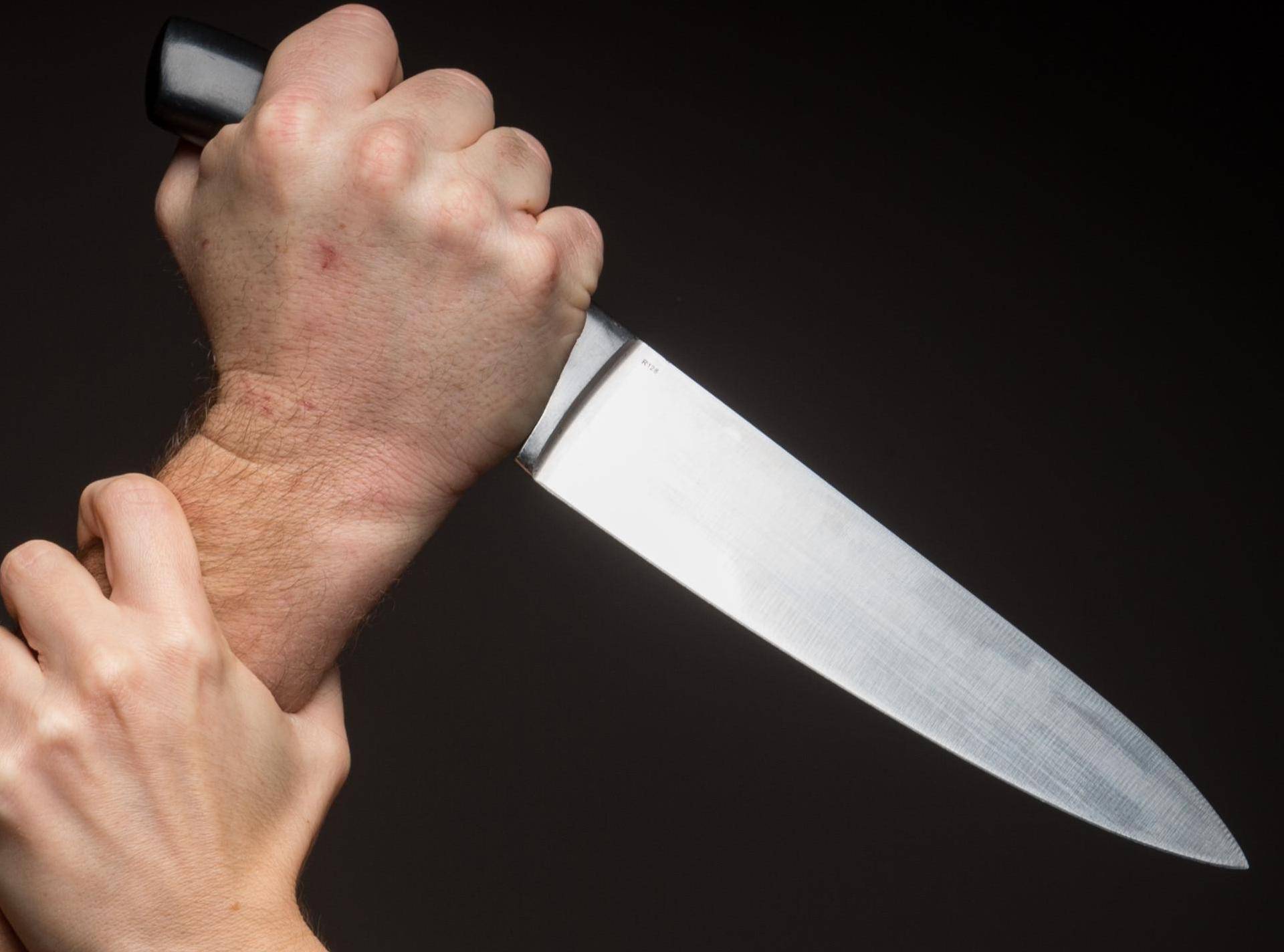 Muškarac iz BiH nožem ubo suprugu u vrat pa pobjegao u boksericama