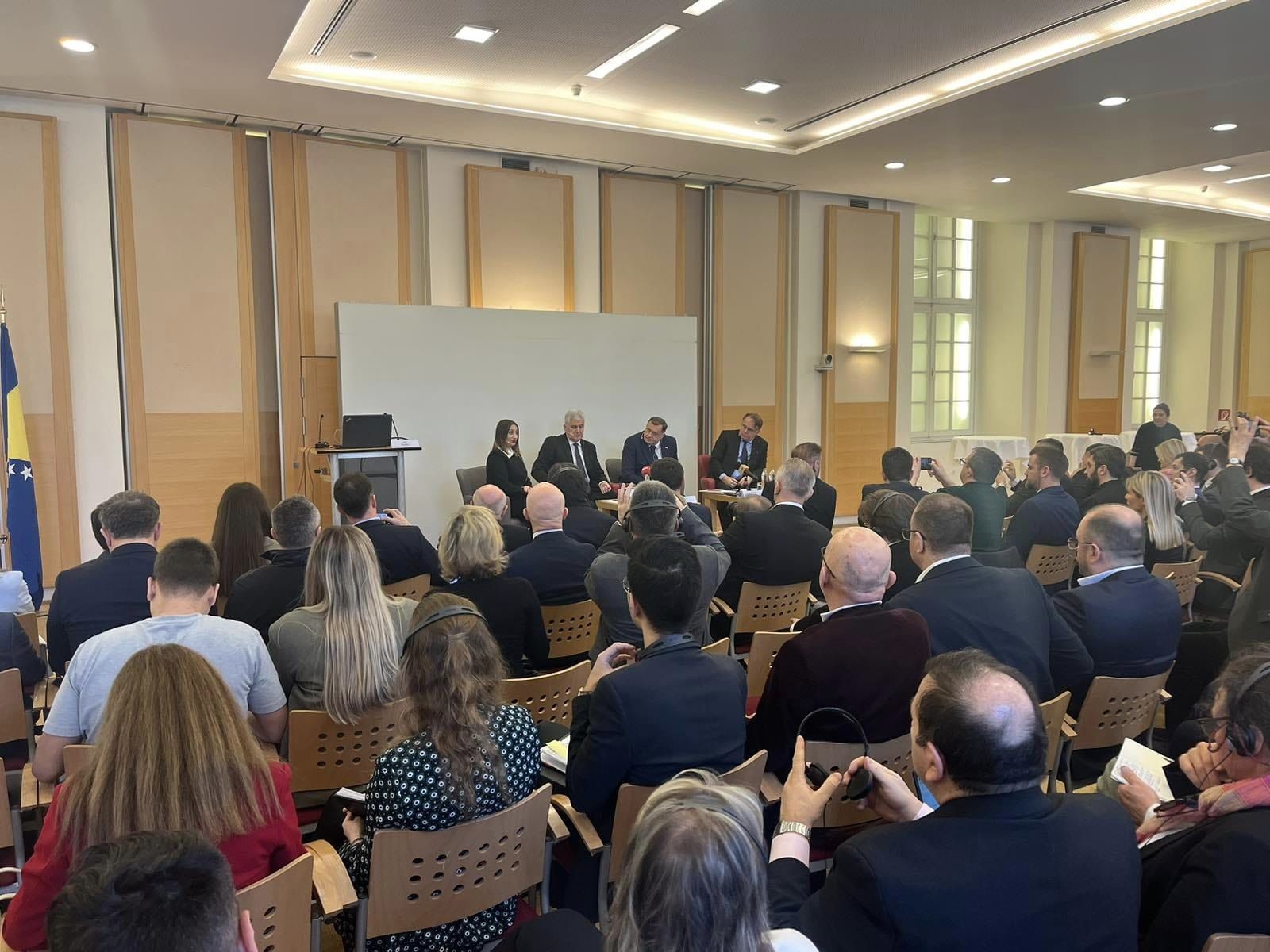 Dodik na panel diskusiji u Beču: Očekujemo da nakon 21. marta BiH prestane biti kolonija međunarodne uprave