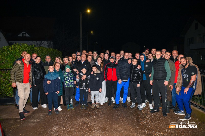 Emotivan doček za bijeljinske kik-boksere iz Abu Dabija: Prijatelji organizovali slavlje za oca i sina Rankoviće (FOTO)