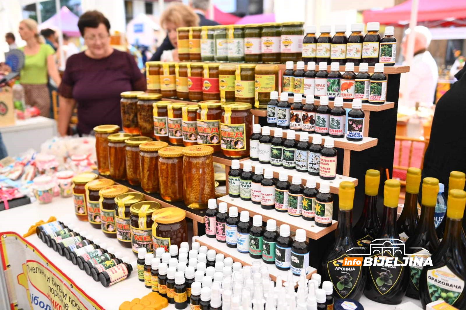 Jubilarni sajam šljive, voćnih rakija i meda “Ugljevik najveći izvoznik šljive u Srpskoj”  (FOTO)