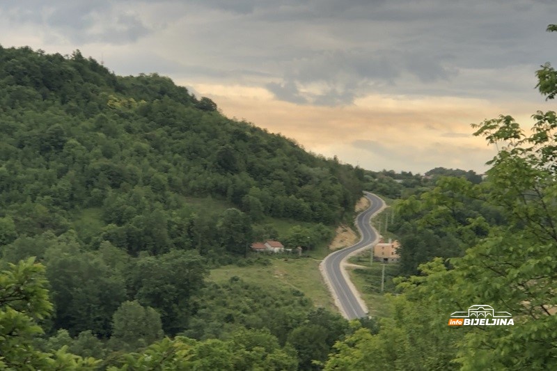 Posljednji Vaskrs na ognjištu: Rudarske mašine brišu majevička sela /FOTO/