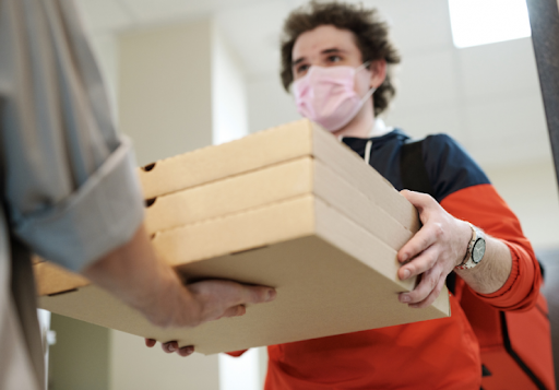 Piletina sa kikirikijem i MUZIČKA ŽELJA: Naručio hranu iz restorana i ostavio urnebesnu napomenu dostavljaču