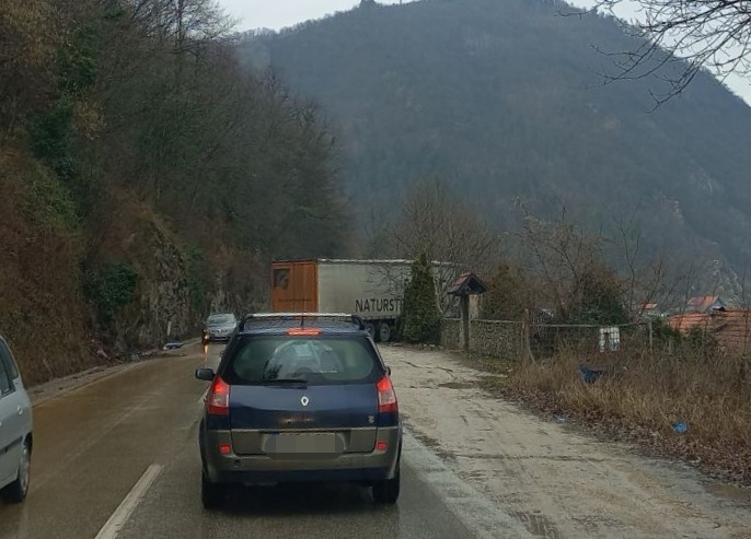Kamion sletio na putu Zvornik - Milići, jedno lice prevezeno u bolnicu