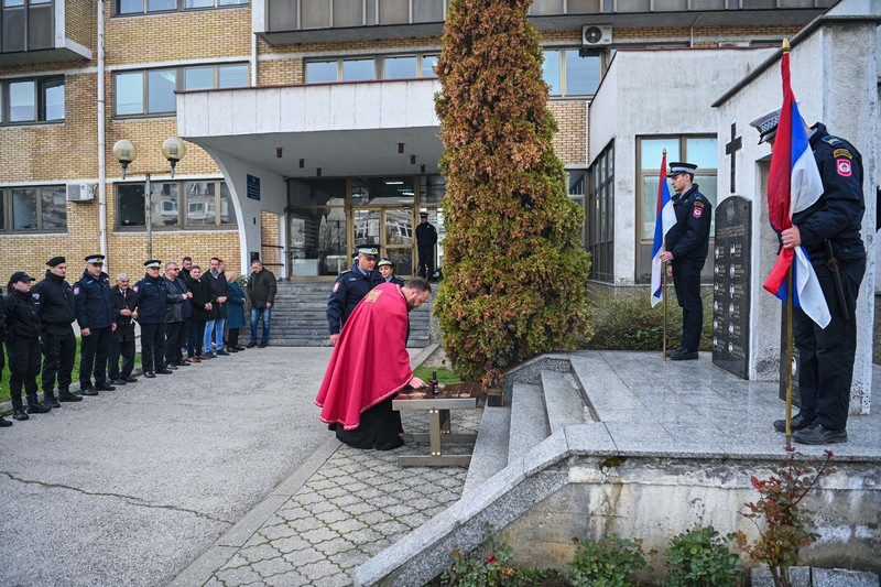 Položeni vijenci: Policijska uprava Bijeljina obilježava Krsnu slavu Svetog Arhangela Mihaila (FOTO)