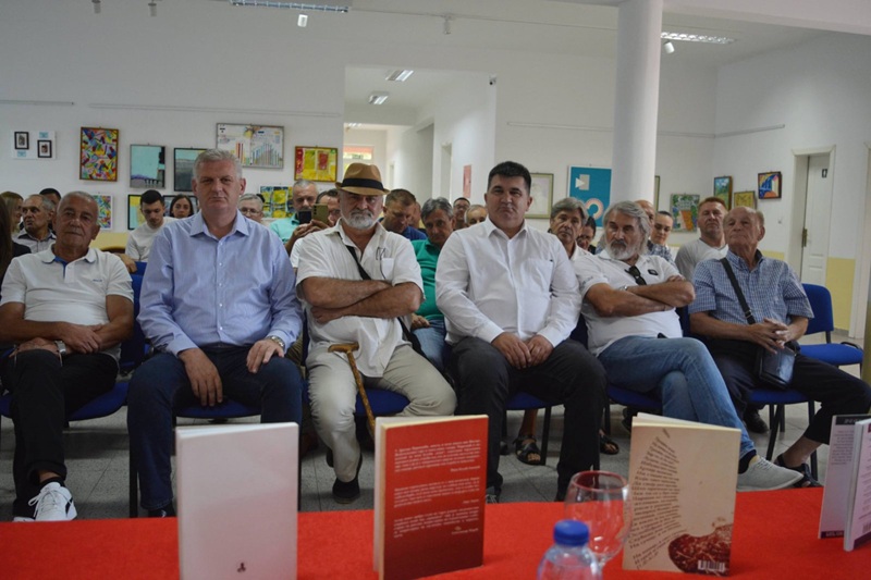 Slobodan Jović i Dragan Marković na književnoj večeri u Loparama: Poezija koja vraća Majevicu prirodi