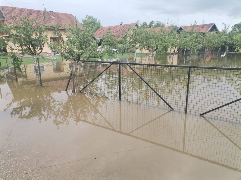 Glogovac pogođen nevremenom, voda ušla u podrume i domove (FOTO)