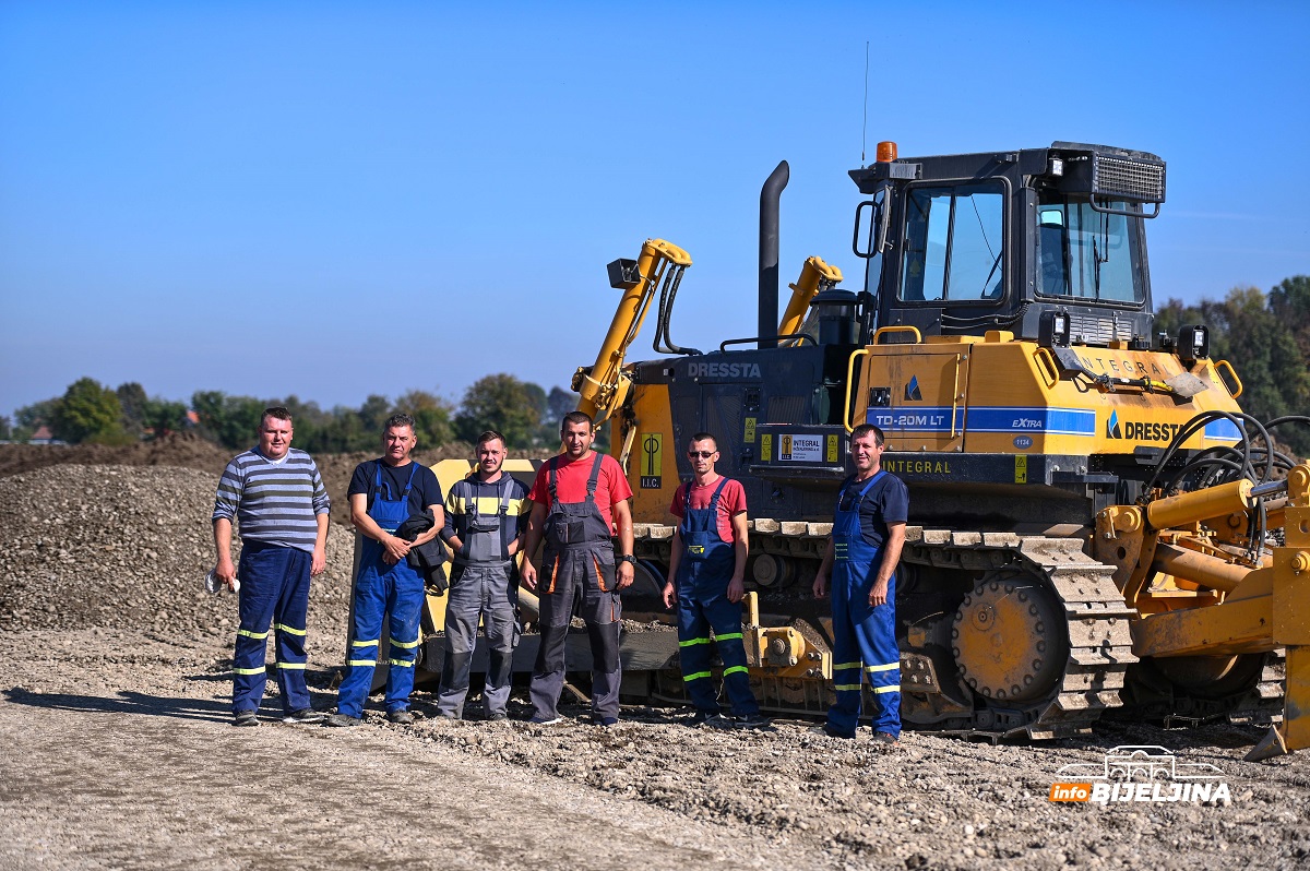 InfoBijeljina na licu mjesta: Autoput Rača - Bijeljina gradi 12 teških mašina i 21 kamion kiper (FOTO, VIDEO)