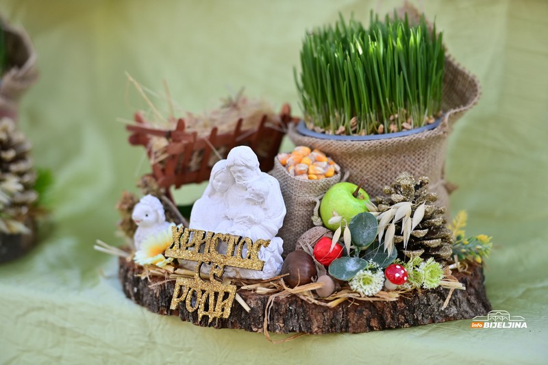 Bijeljinac 17 godina ručno pravi i prodaje božićne dekoracije: Pripreme počinje mjesecima ranije (FOTO)