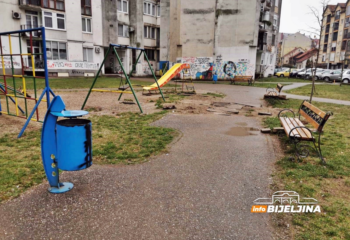 Ruglo u centru Bijeljine, pješačka STAZA MJESECIMA RASKOPANA (FOTO)