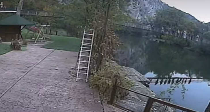 Pogledajte trenutak kada se srušio most kod Ovčar Banje (VIDEO)