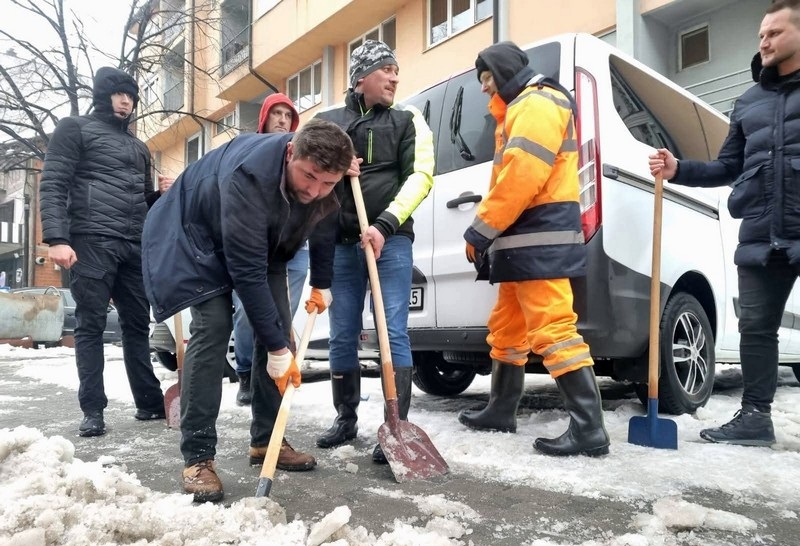Gradonačelnik Ljubiša Petrović se uhvatio lopate, čistio snijeg u Bijeljini (FOTO)