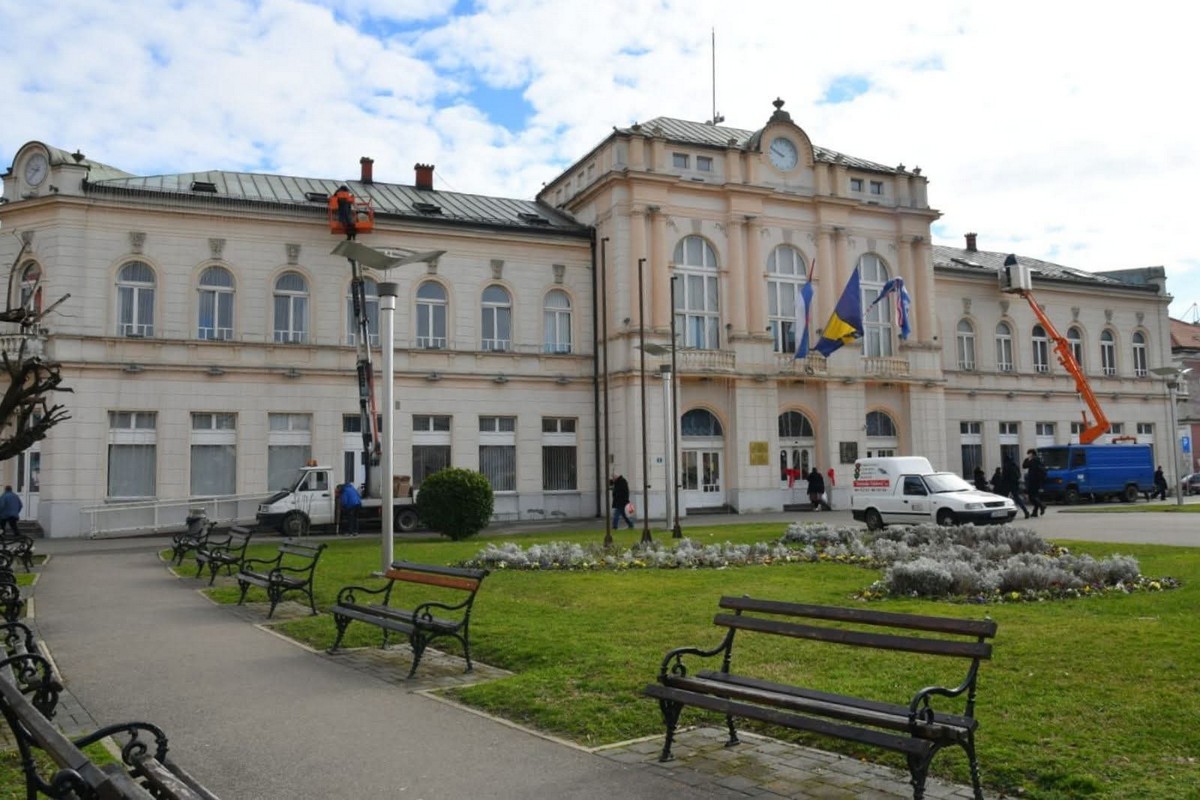 Bijeljina: Skidaju novogodišnju rasvjetu (FOTO)