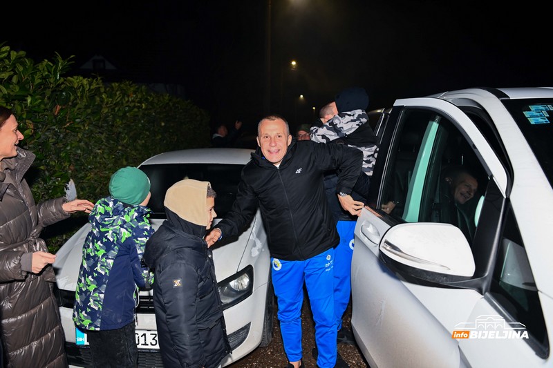 Emotivan doček za bijeljinske kik-boksere iz Abu Dabija: Prijatelji organizovali slavlje za oca i sina Rankoviće (FOTO)