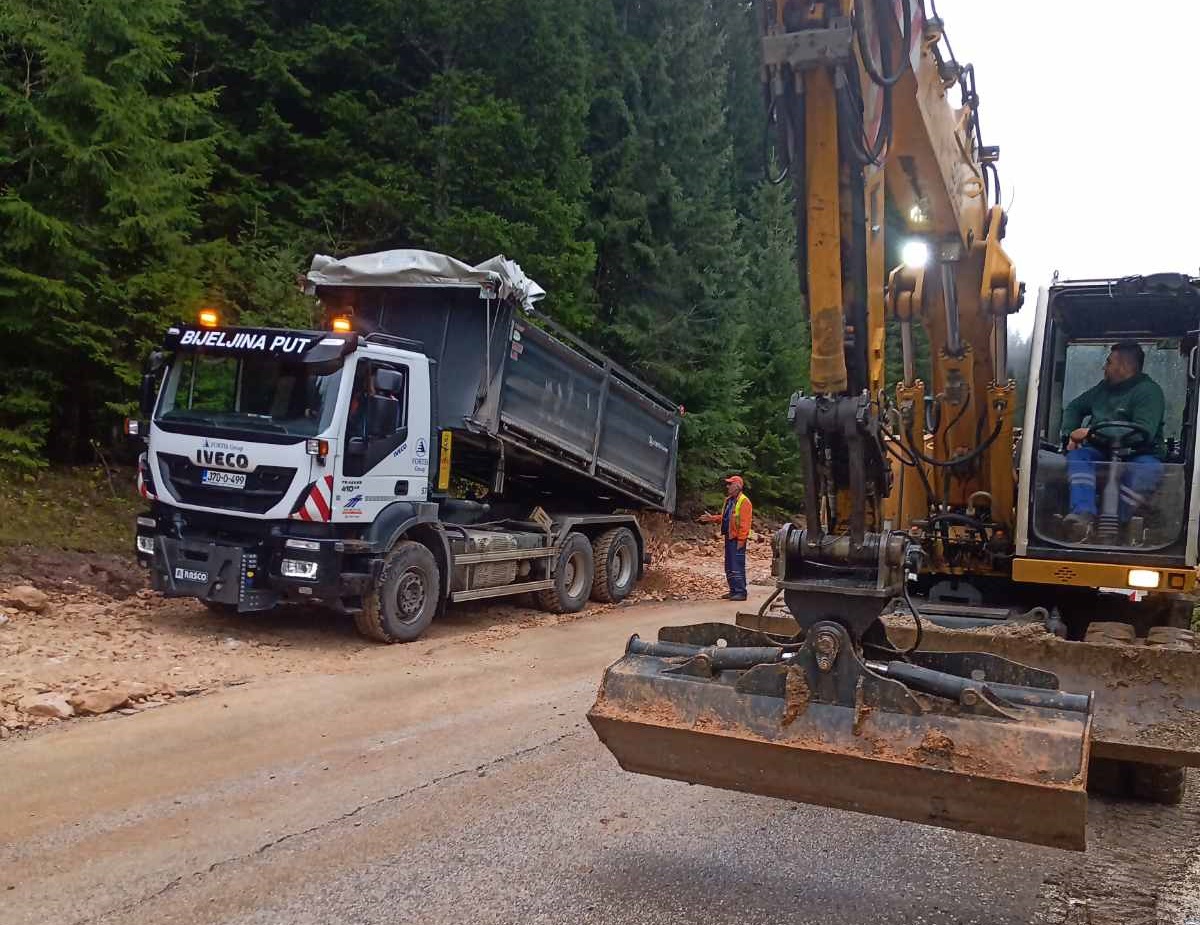 Sanacija puta Trijangla-Jahorina u toku, vozila saobraćaju jednom trakom (FOTO)