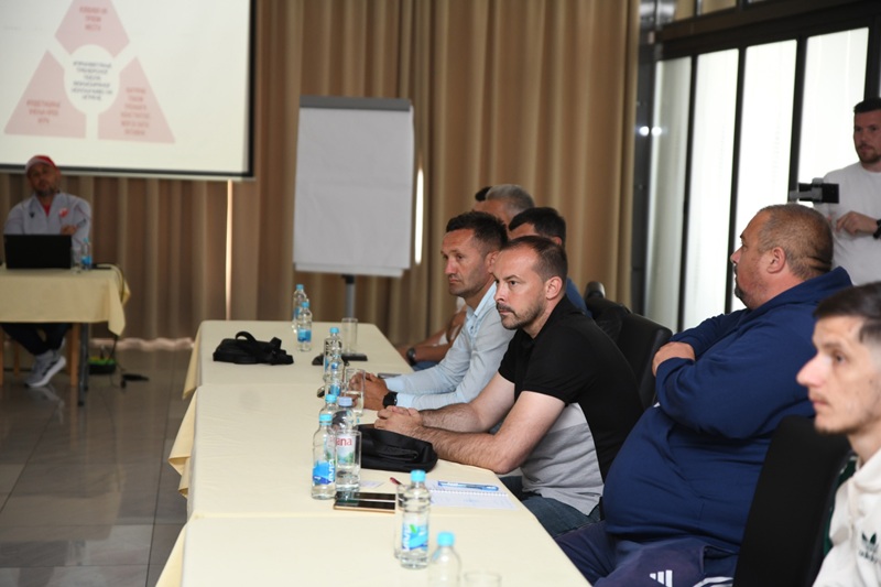 Crvena zvezda edukuje trenere u Bijeljini: Nova šansa za razvoj semberskog fudbala /FOTO/