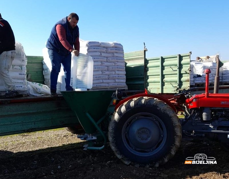 Kiša olakšava pripremu za jesenju sjetvu u Semberiji: Provjerili smo cijene sjemena i đubriva /FOTO/