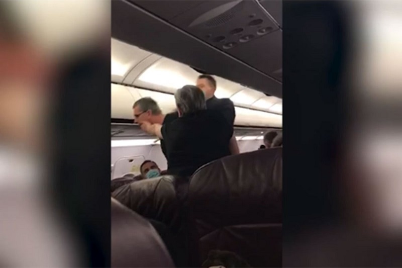 Muškarac koji je prijetio i vrijeđao u avionu pušten na slobodu