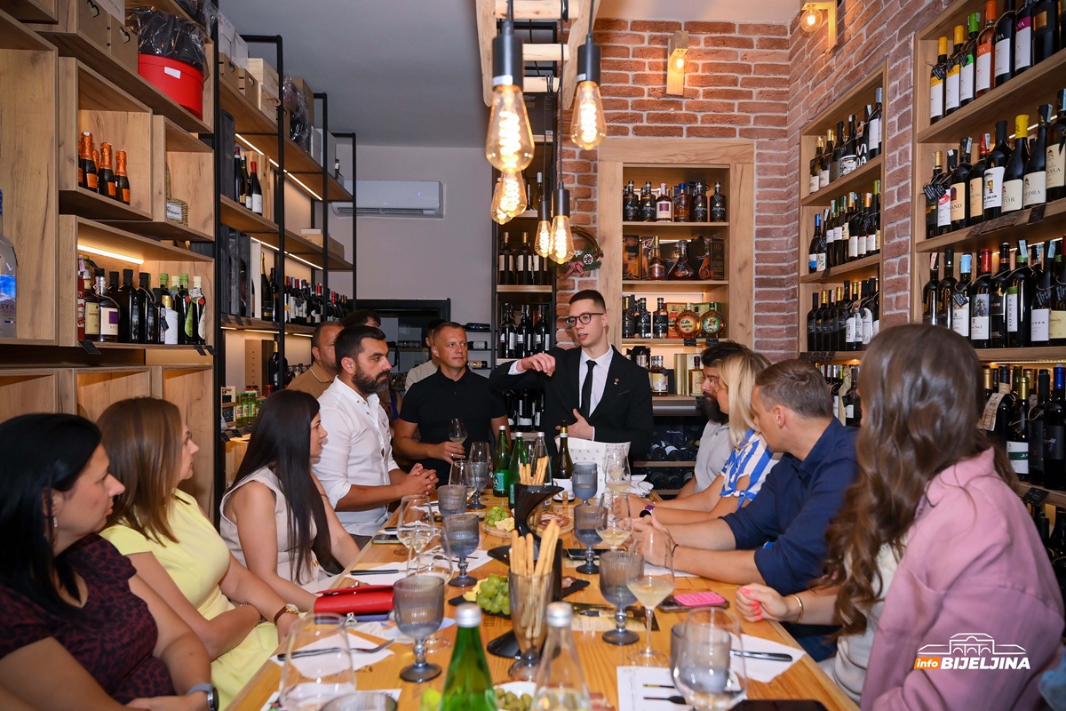 Radionica u Wine and Flower shopu Bijeljina: Gosti uživali u izvanrednim vinima vinarije Cantina Rikić sa Fruške gore (FOTO)
