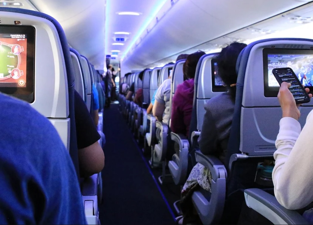 Beba nije mogla da čeka: Stjuardesa u toku leta u mikrofon rekla 