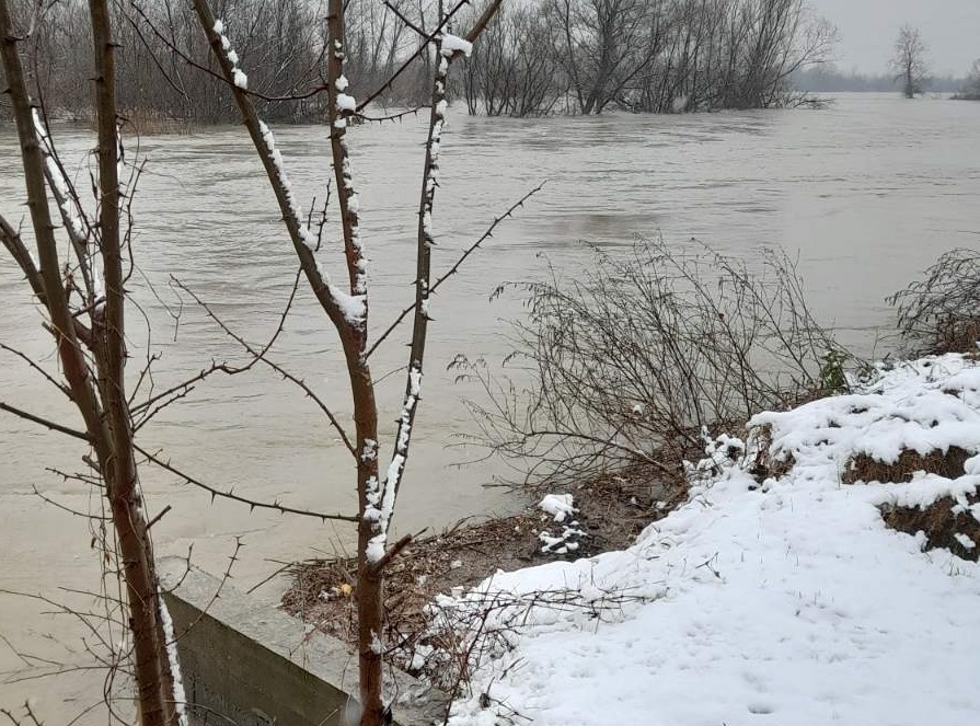 Drina premašila kotu vanredne odbrane, djelimično se razlila u vikend naselju u Janji