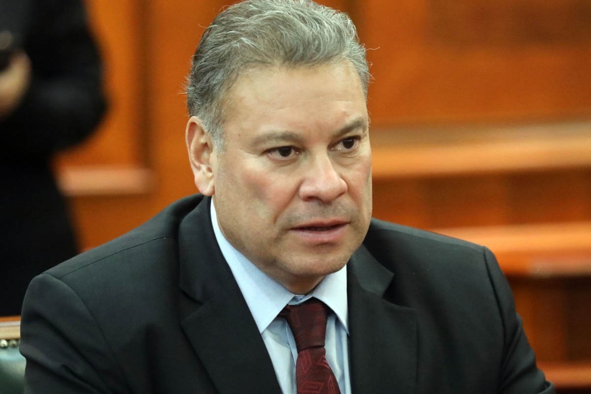 Eskobar: Kurti mora hitno da povuče policiju iz opštinskih objekata