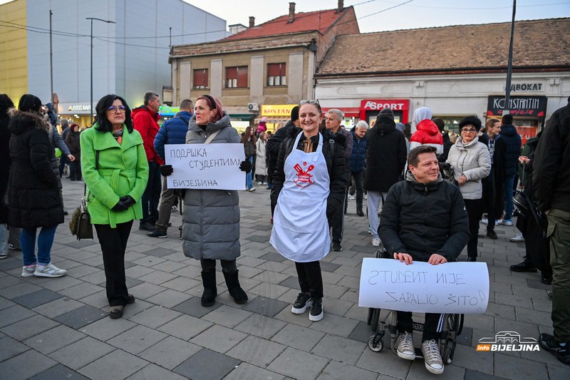 Bijeljinci sa skupa podrške studentima poručili: Uz njih je svako razuman, korupcija je najveći karcinom (FOTO)