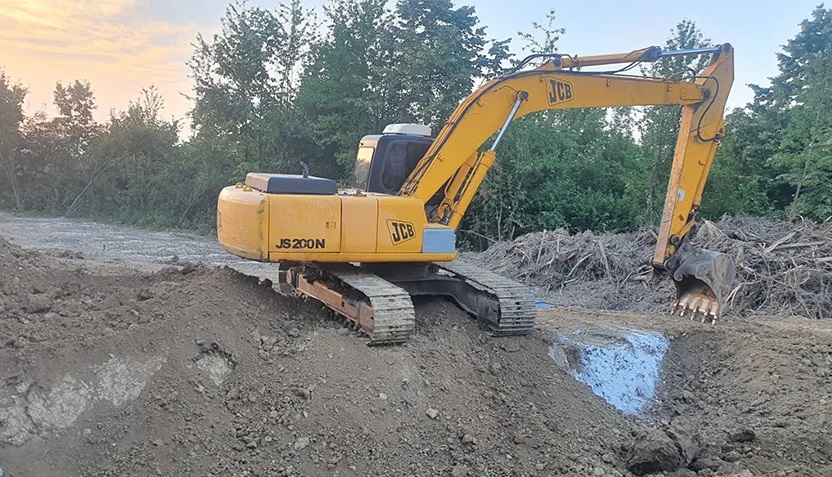 Bijeljina: Jama sa uginulim svinjama otvorena, širi se nesnosan smrad (FOTO)