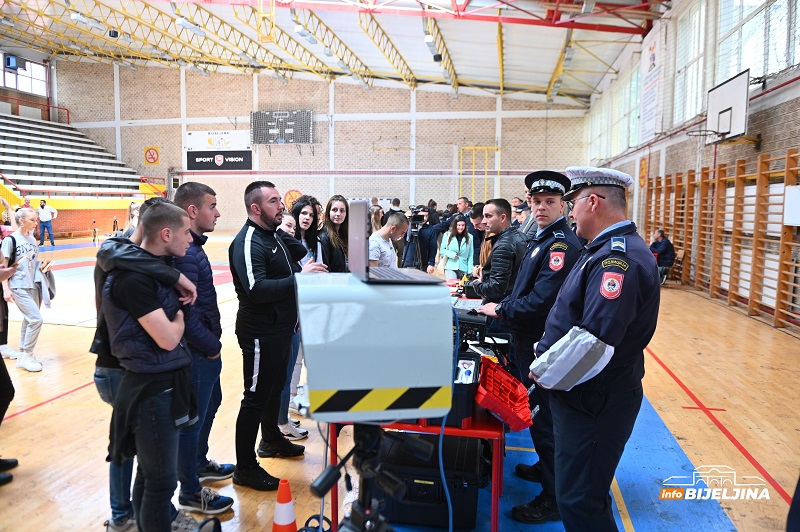 Bijeljina: Promovisana Srednja škola unutrašnjih poslova, trenutno potrebno stotine policajaca (FOTO)
