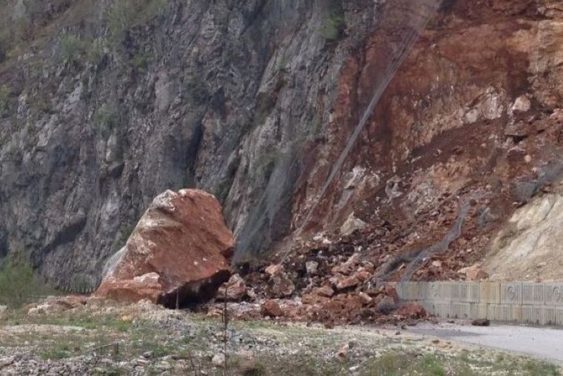 Mjestimično vlažni kolovozi, odroni u usjecima