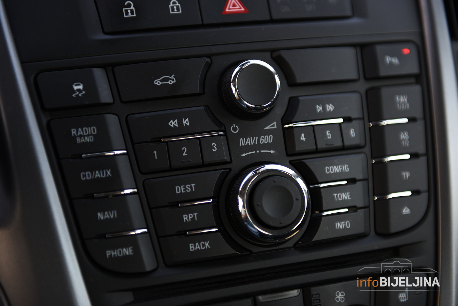 Kriminalci umjesto autoradija, kradu cijele središnje konzole