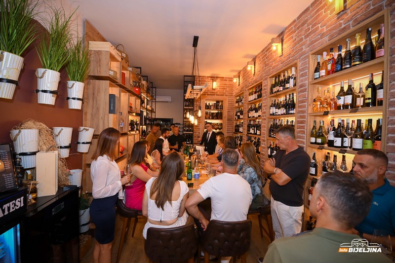 Radionica u Wine and Flower shopu Bijeljina: Gosti uživali u izvanrednim vinima vinarije Cantina Rikić sa Fruške gore (FOTO)