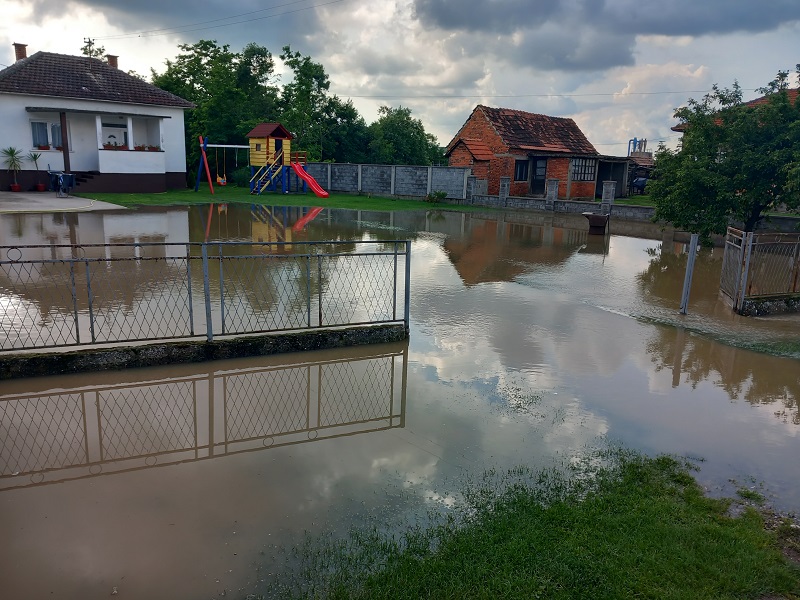 U Kojčinovcu voda teče kroz dvorište Rajka Tomića (FOTO, VIDEO)