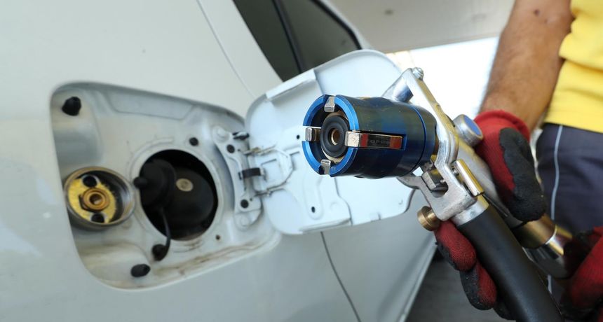 Plin u autu: Genijalna ušteda ili greška koja će vas skupo koštati?