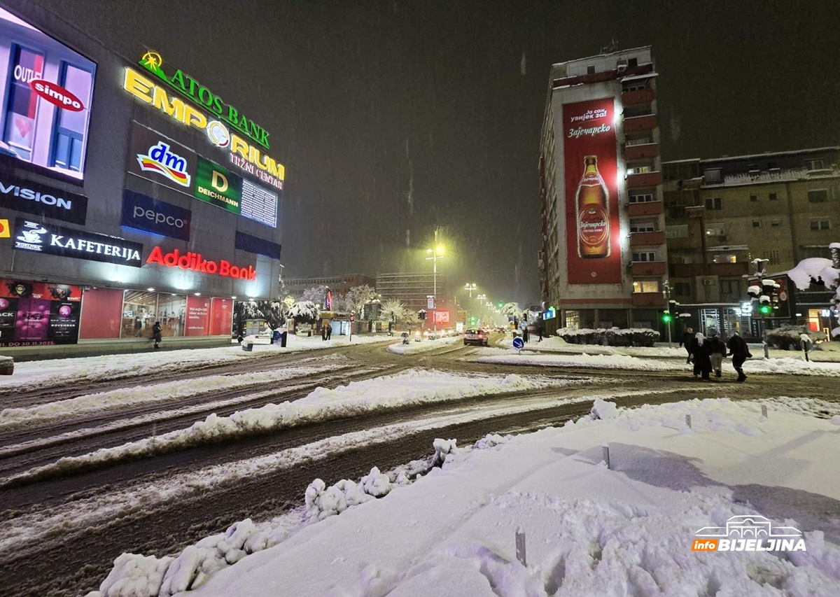 Zakazala zimska služba: Ulice u centru Bijeljine pod snijegom (VIDEO)