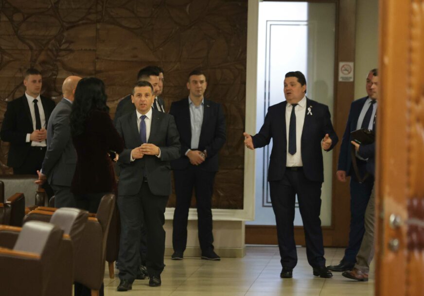  Sjednica NS RS počela burno, Vukanović izbačen iz dvorane